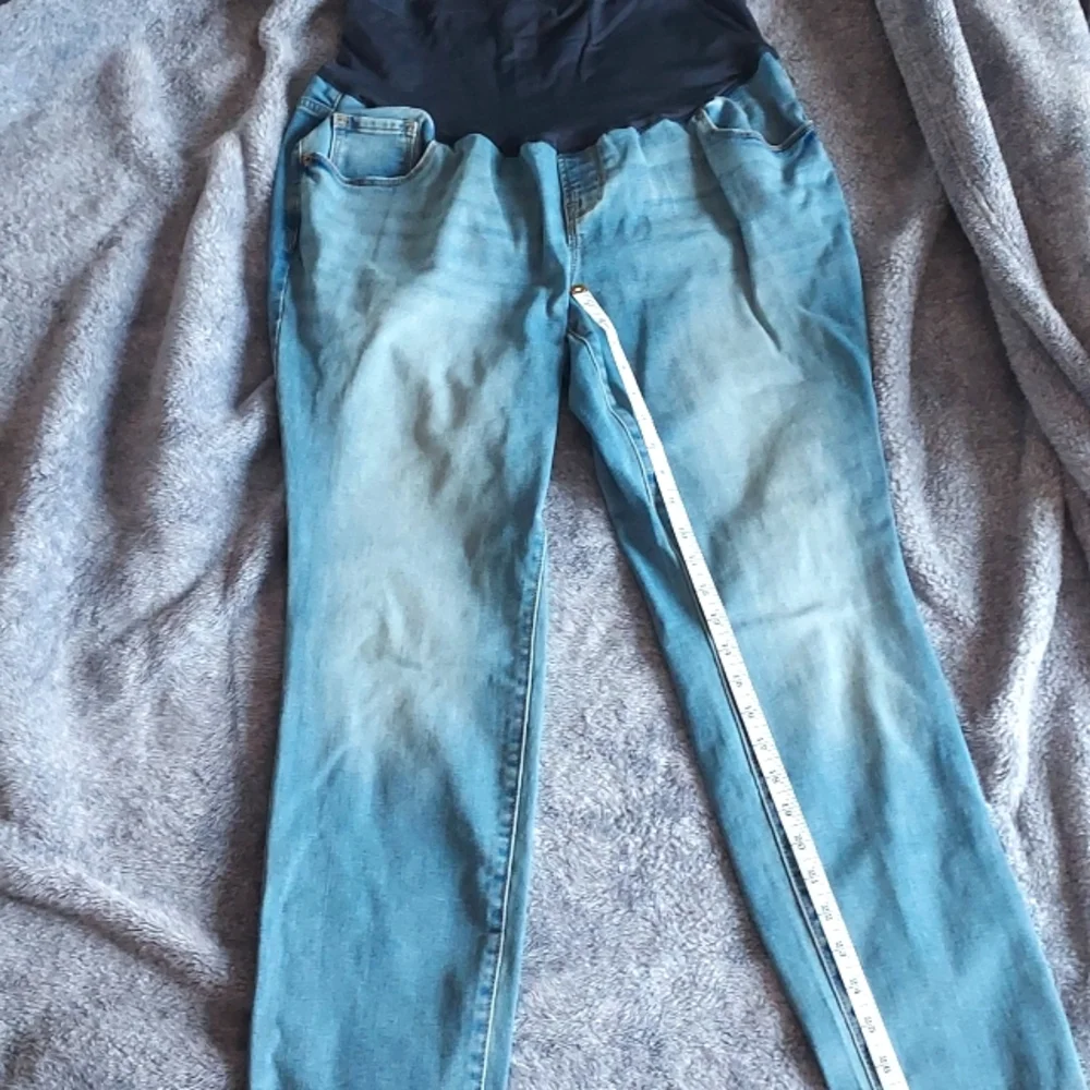 Old Navy Maternity Skinny Jeans - Picture 4 of 6